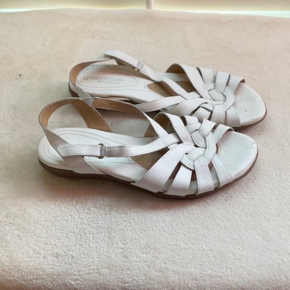 Naturalizer White Strappy Sandals for Casual Elegance - Picture 4 of 7